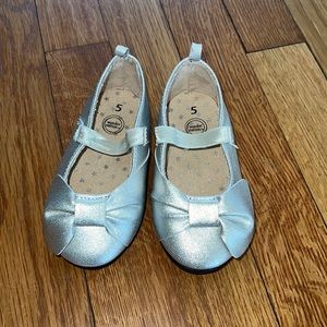 Silver shoes with bow on front, elastic strap. Perfect for Easter/spring photos!